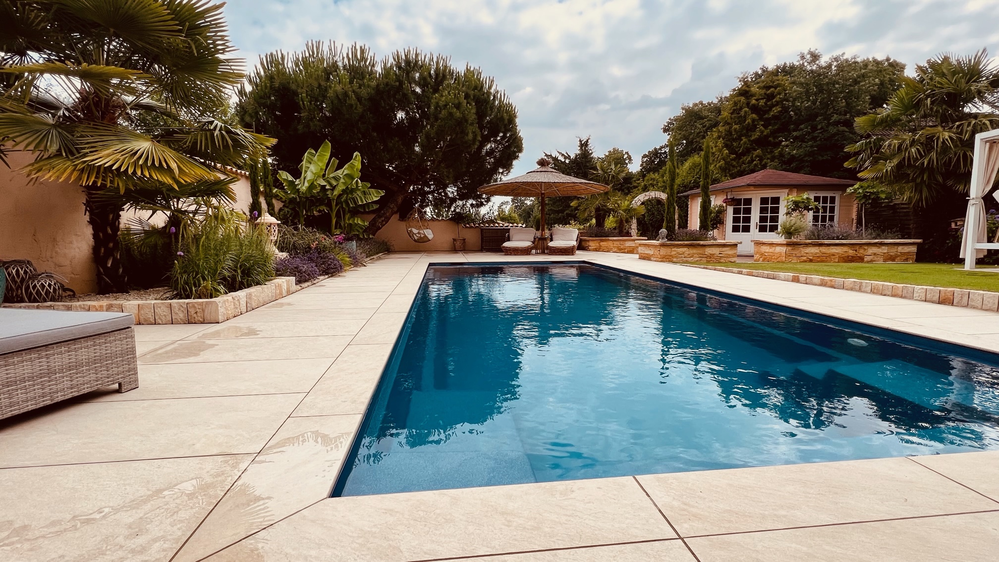 Geradliniger Außenraum mit Terrasse und Pool