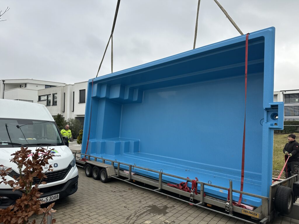 CompassPool-Becken bei der Anlieferung auf einem Anhänger