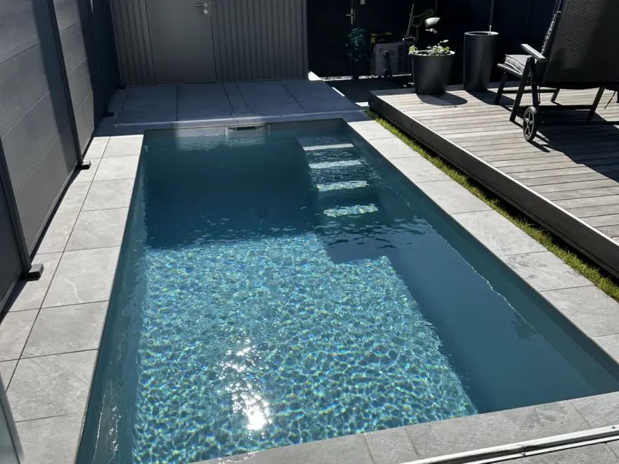 Kompakter Stadtpool mit verschiebbarer Holzabdeckung