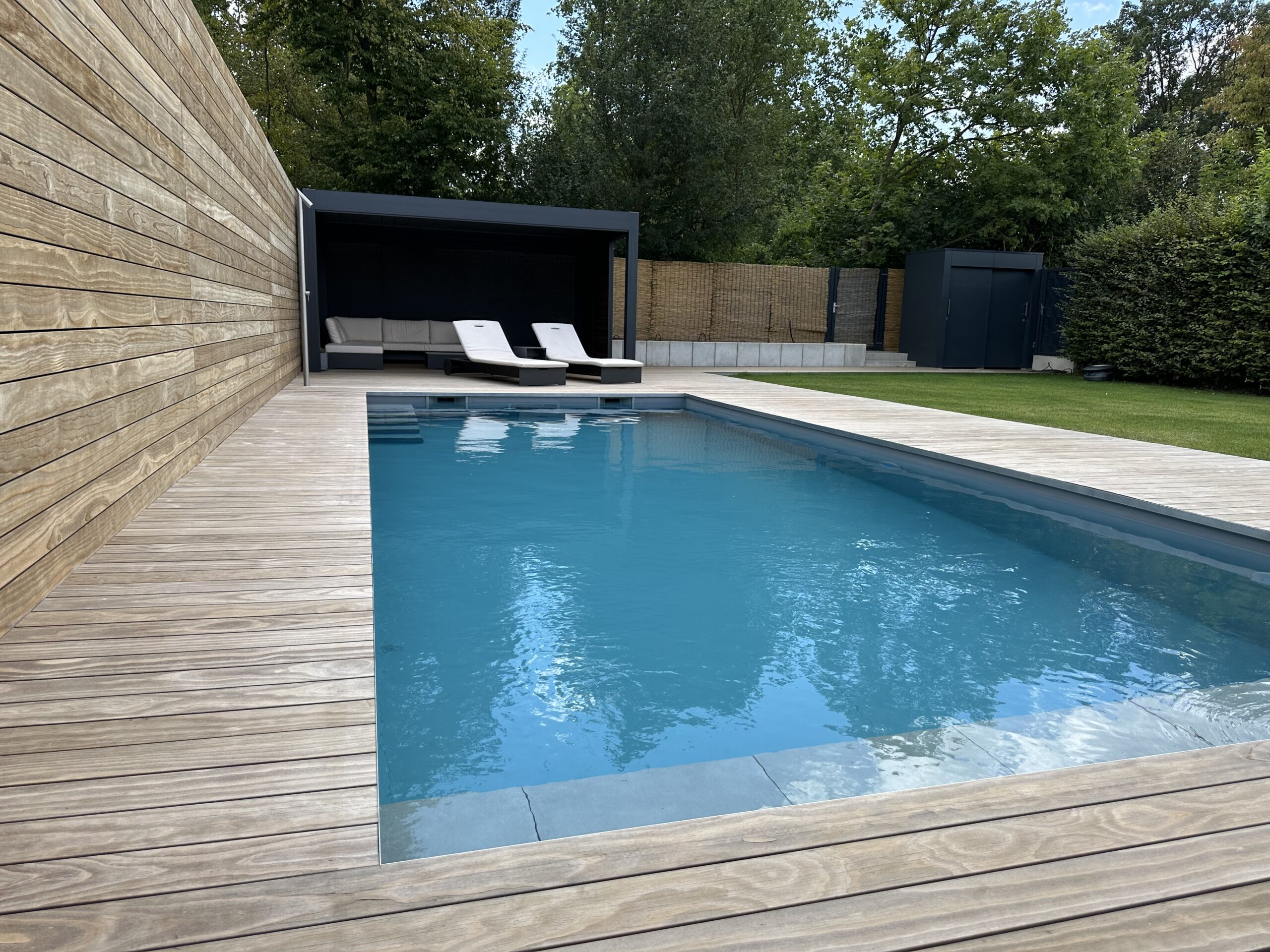 Moderne Terrasse mit Poolkante