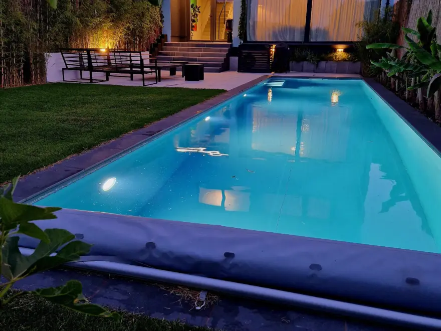 Moderner Pool mit Abendbeleuchtung