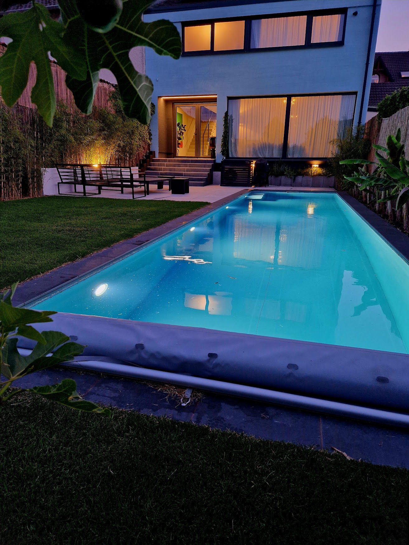 Moderner Pool mit Abendbeleuchtung
