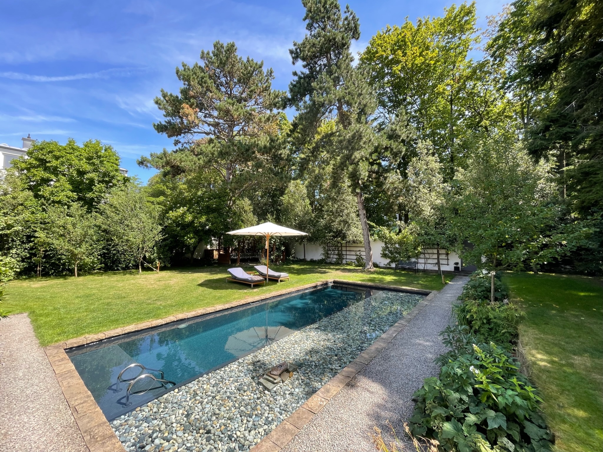 Schmaler Hybridpool mit naturnaher Einbindung