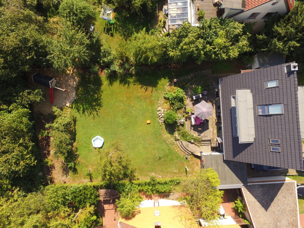 Gartenpool mit verschiebbarer Holzabdeckung
