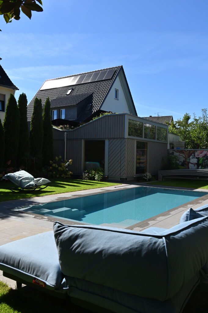 CompassPool als Überlaufpool mit Terrassenfläche im Garten