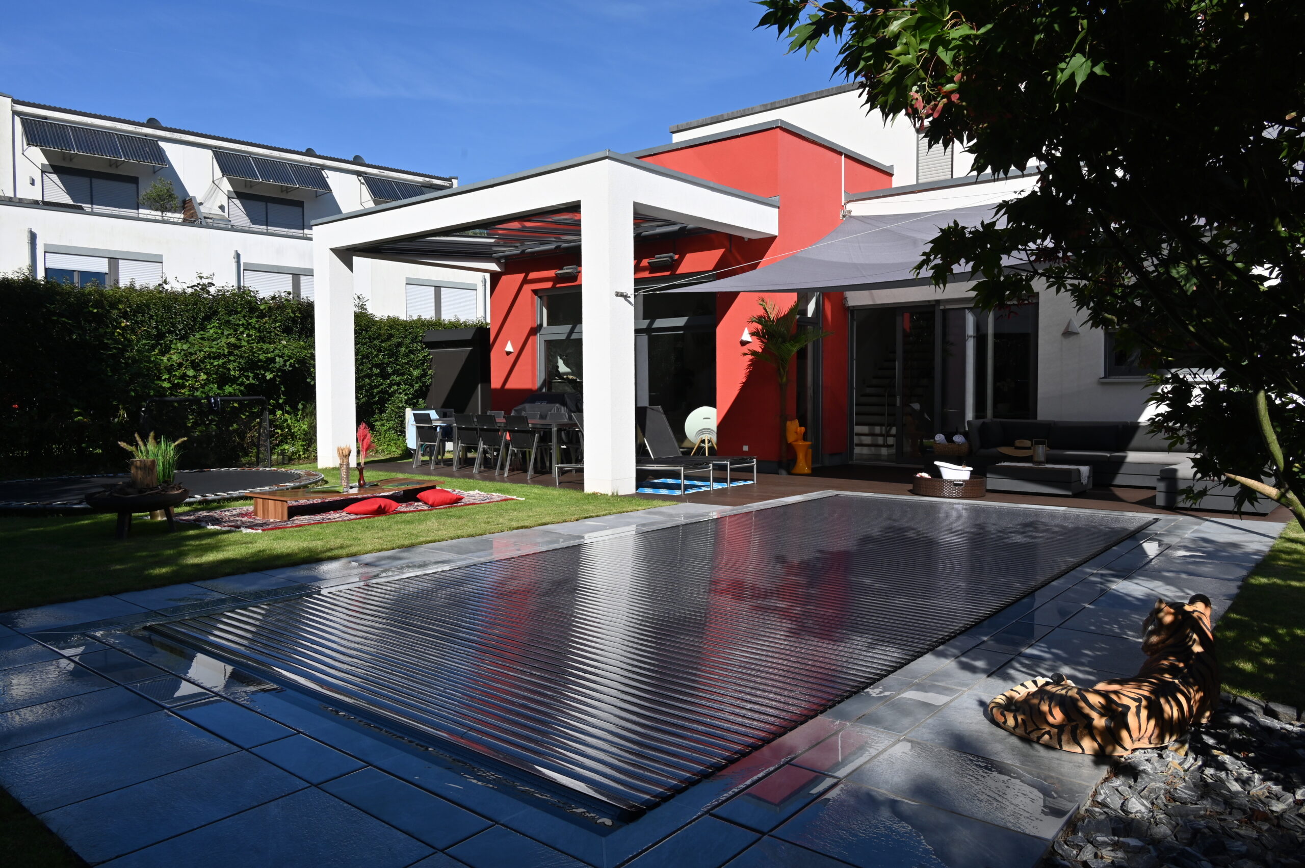 Pool mit modernem Pergola-Design