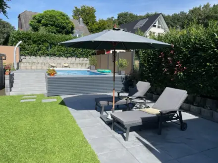 Erhöhter Gartenpool mit ausrollbarer Abdeckung