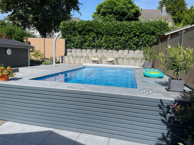 Erhöhter Gartenpool mit ausrollbarer Abdeckung