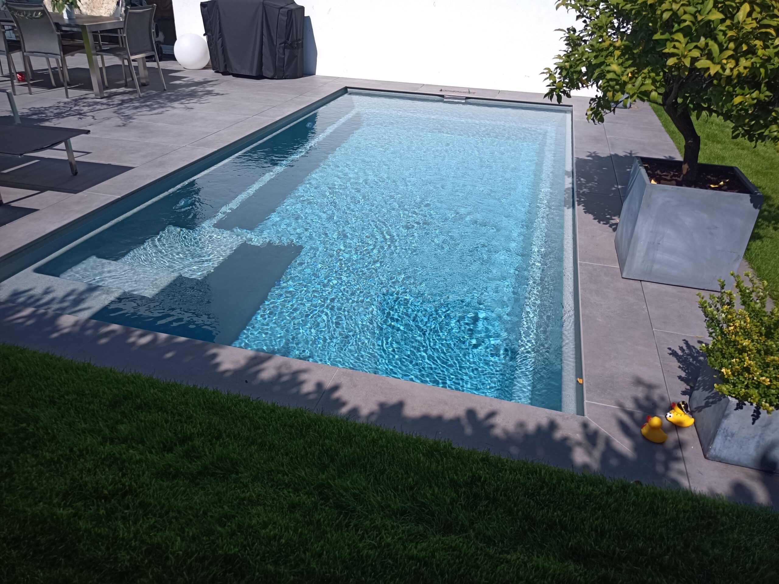 Pool mit moderner Belagsfläche