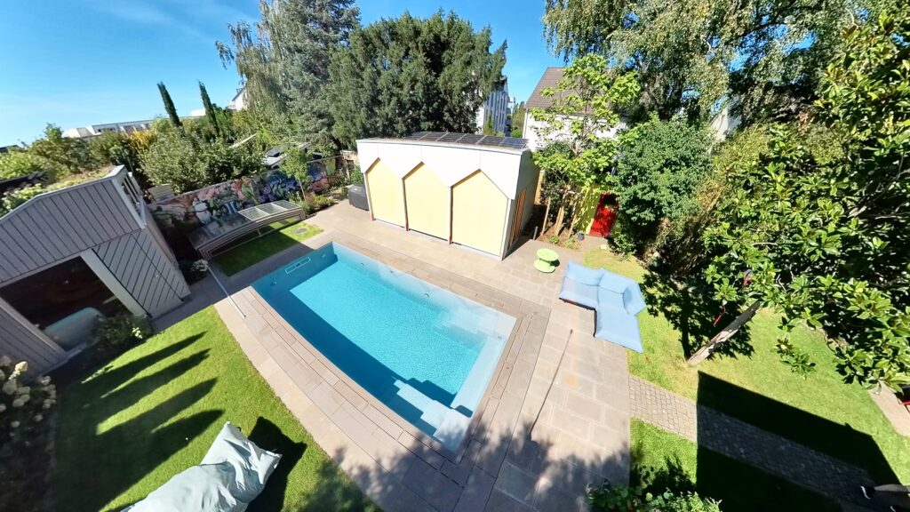 CompassPool als Überlaufpool mit Terrassenfläche und Überdachung
