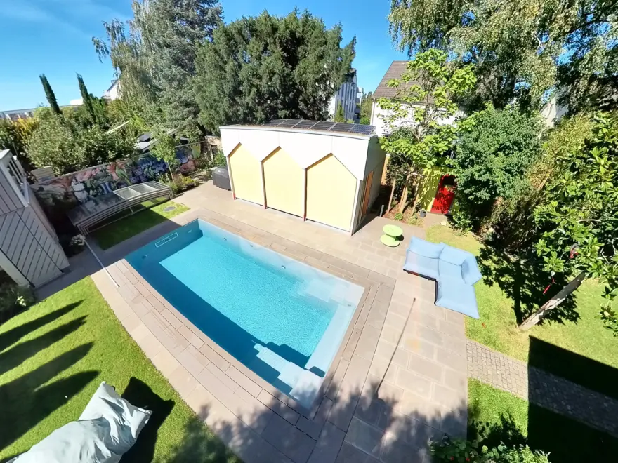 CompassPool als Überlaufpool mit Terrassenfläche und Überdachung