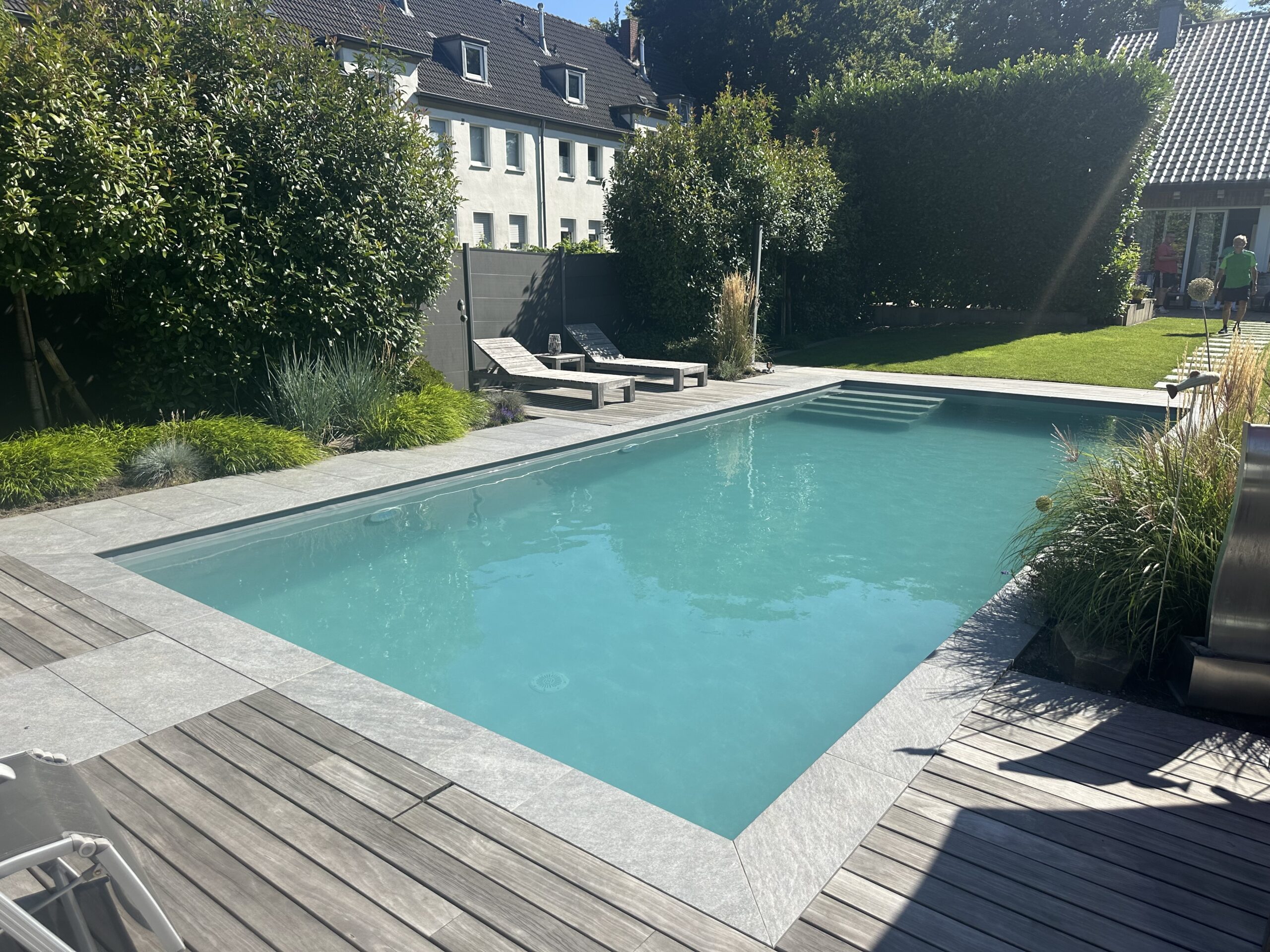 Salzwasserpool inmitten gepflegter Grünflächen