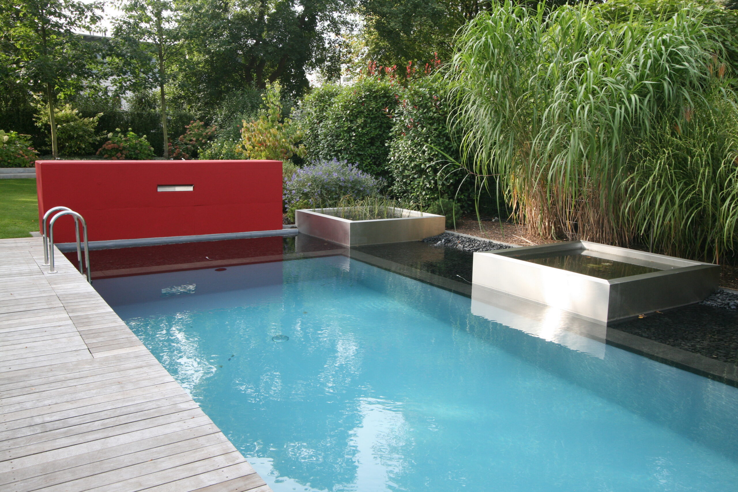 Pool mit Holzterrasse und Gartengestaltung