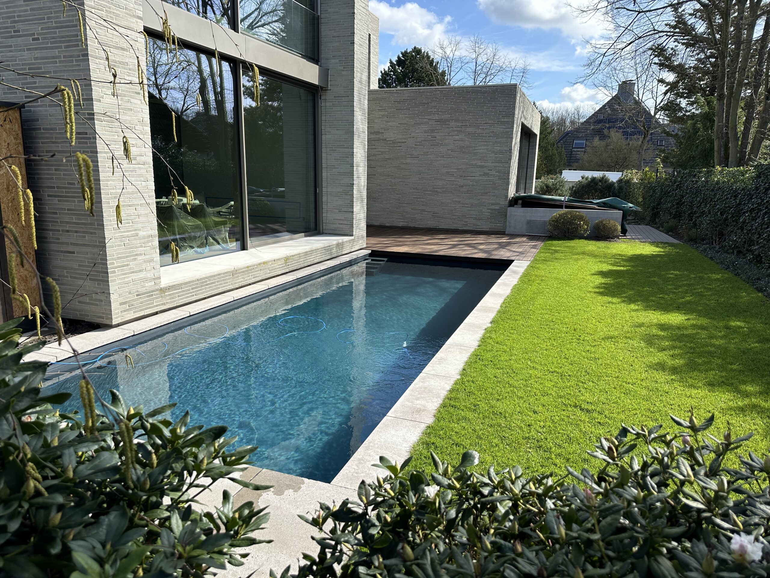 Moderner Pool mit Holzdeck und klarer Einfassung