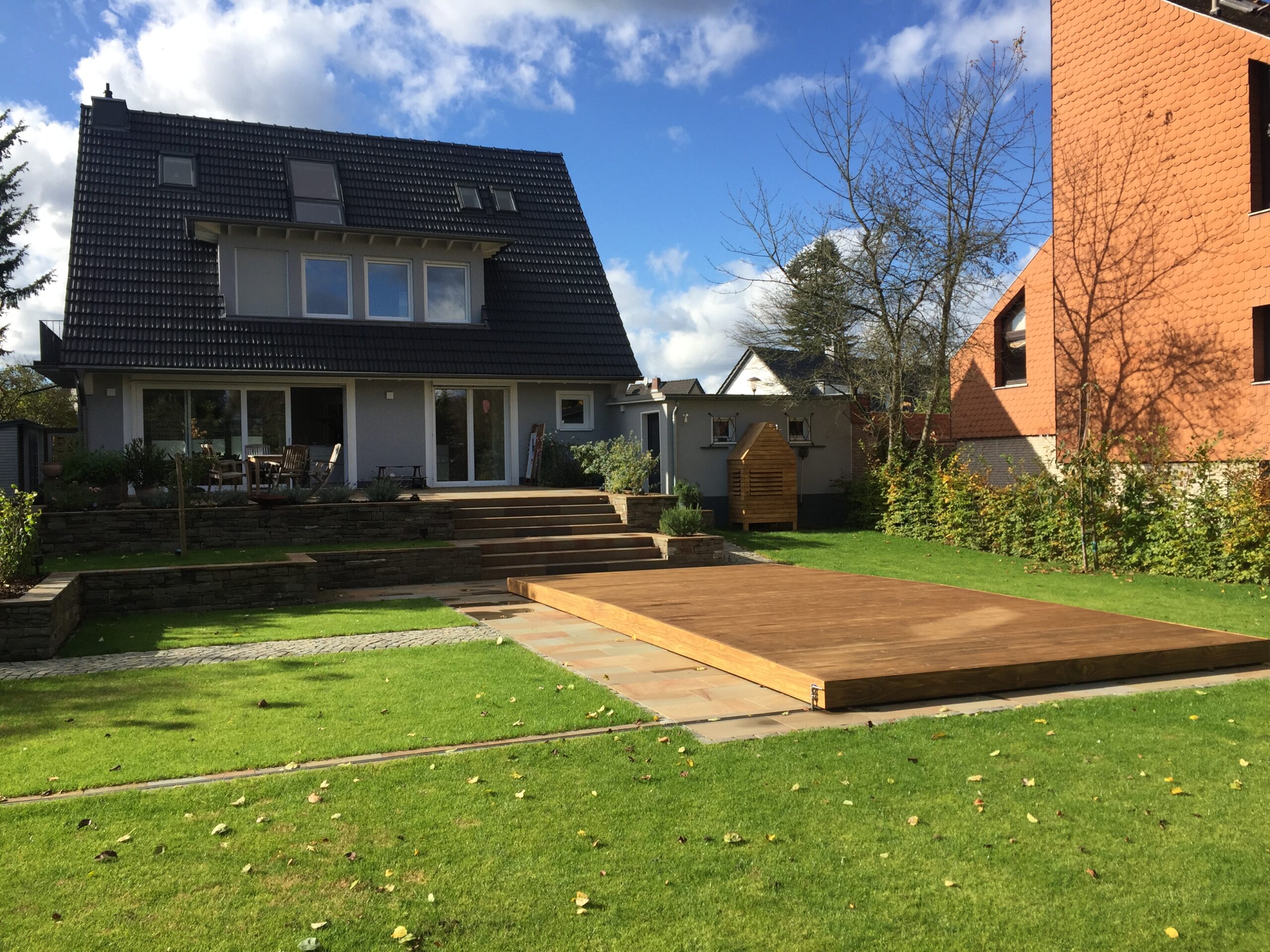 Verschiebbares Holzdeck als Poolabdeckung