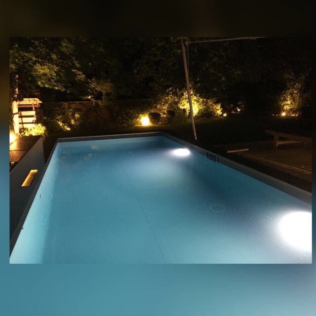 Geradliniger Pool mit Sonnensegel
