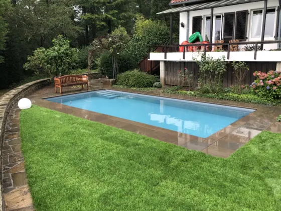 Pool mit Landschaftspanorama