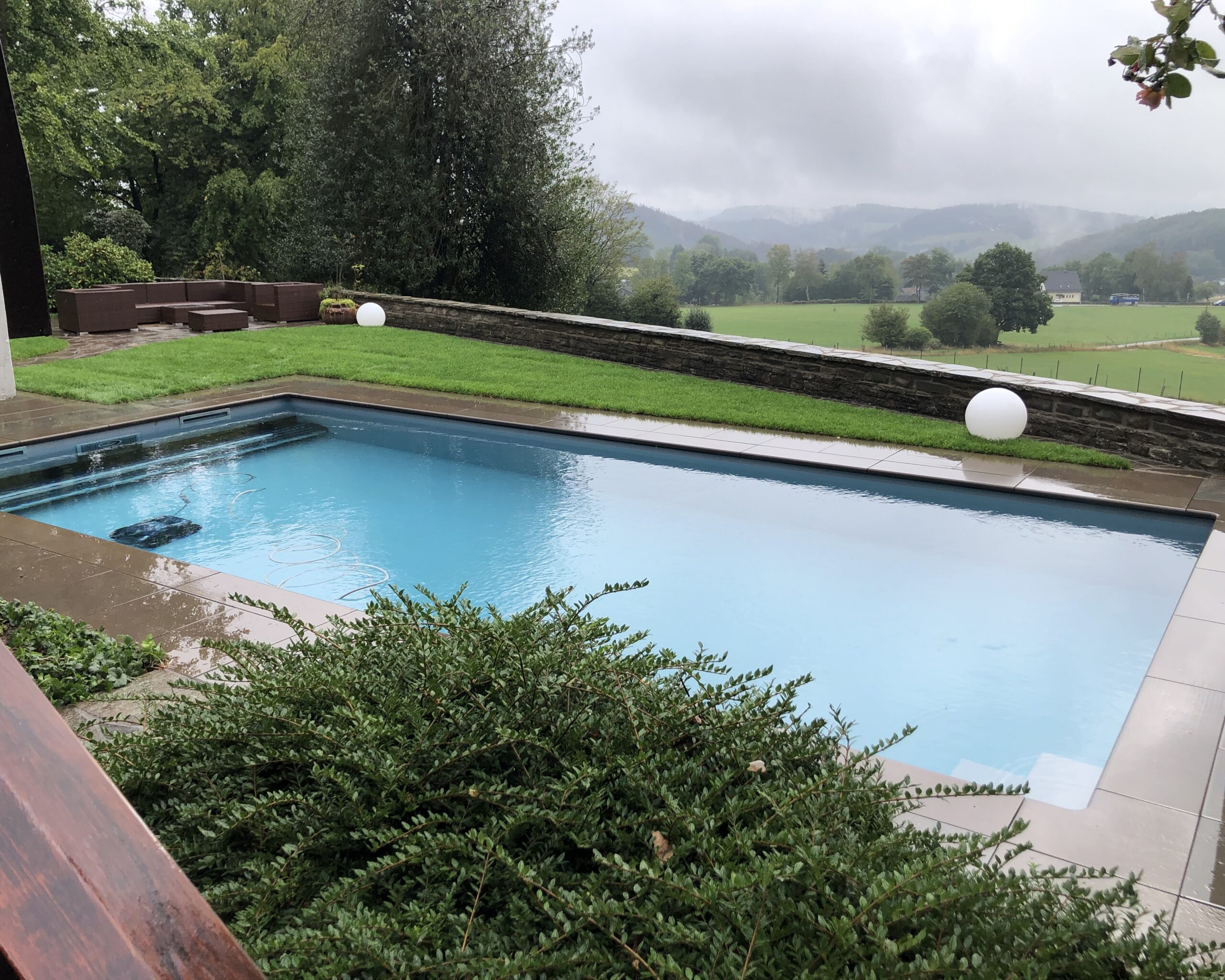 Pool mit Landschaftspanorama