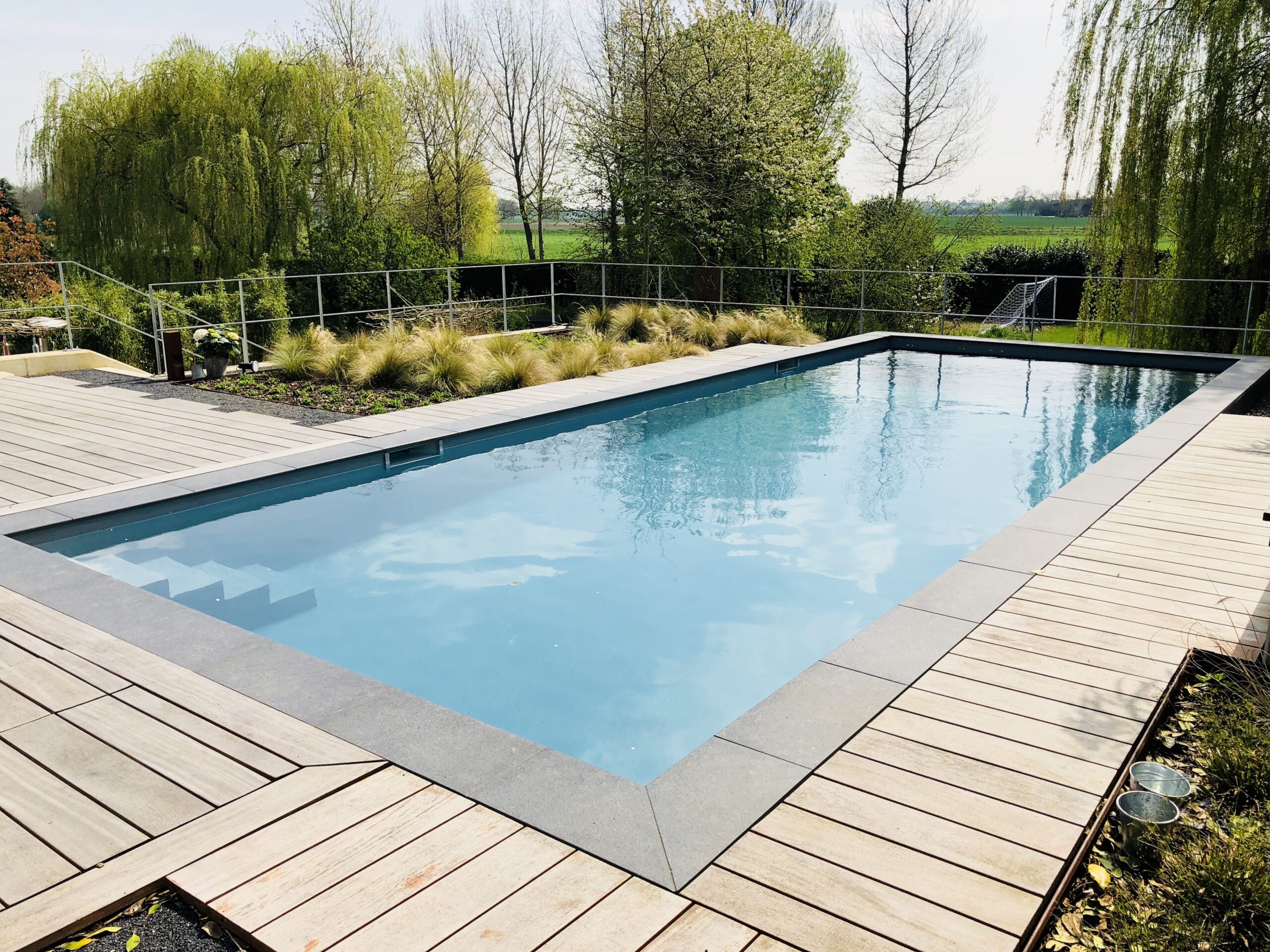 Moderner Pool mit integrierter Landschaftsarchitektur
