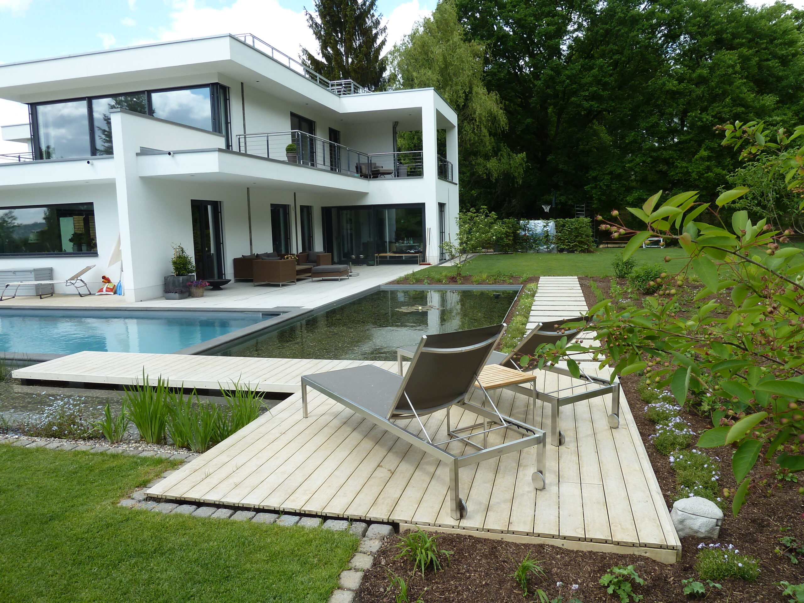 Geradliniger Außenraum mit Terrassenfläche