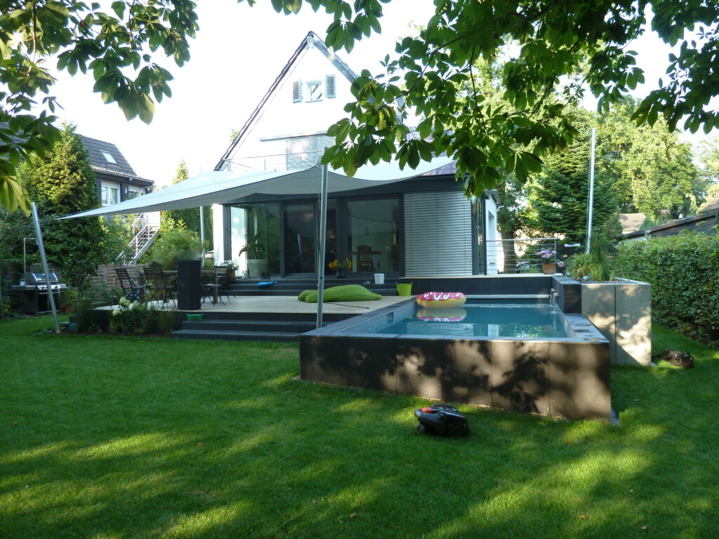 Geradliniger Pool mit Sonnensegel