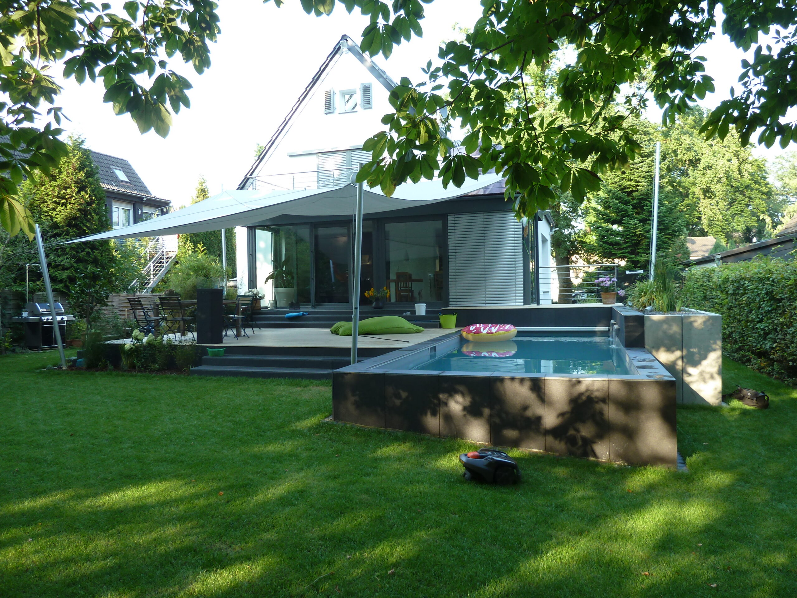 Geradliniger Pool mit Sonnensegel