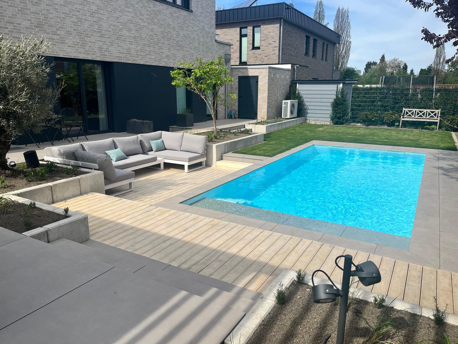 Großzügiger Pool mit modernem Gartenzimmer