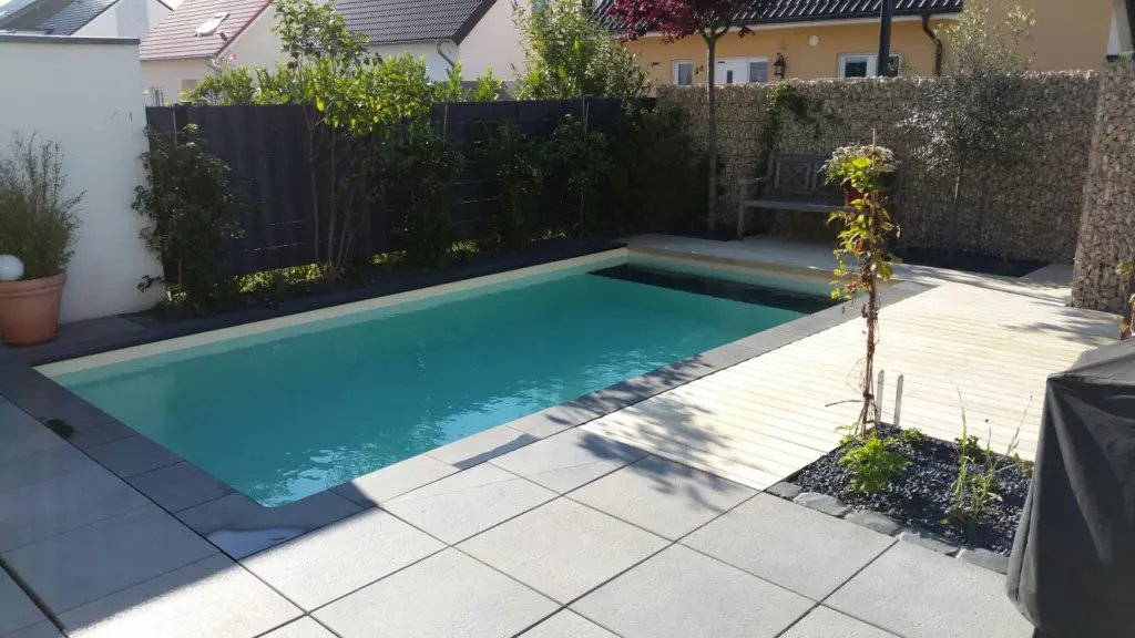 Großzügiger Pool mit modernem Gartenzimmer