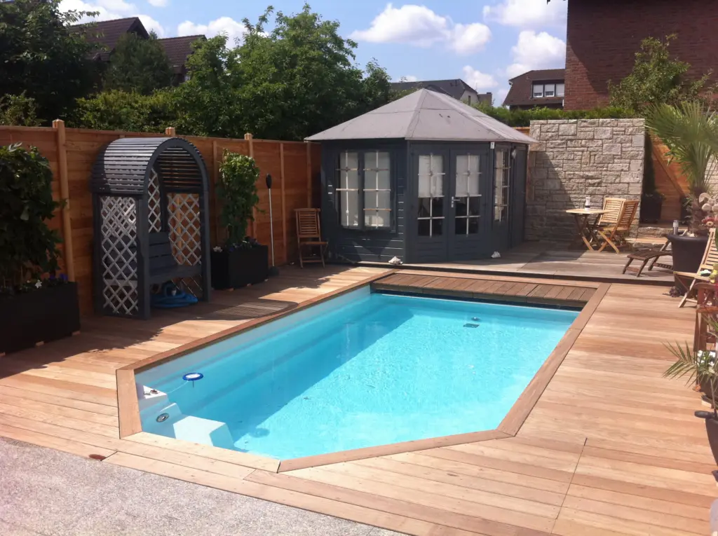 Chlorpool mit Holzdeck und Wasserspiel