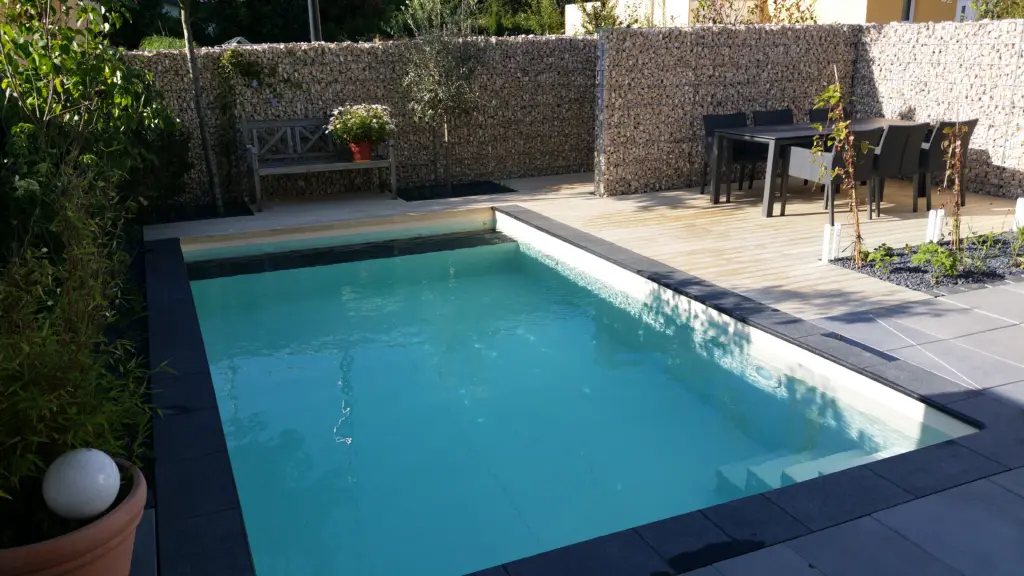 Großzügiger Pool mit modernem Gartenzimmer