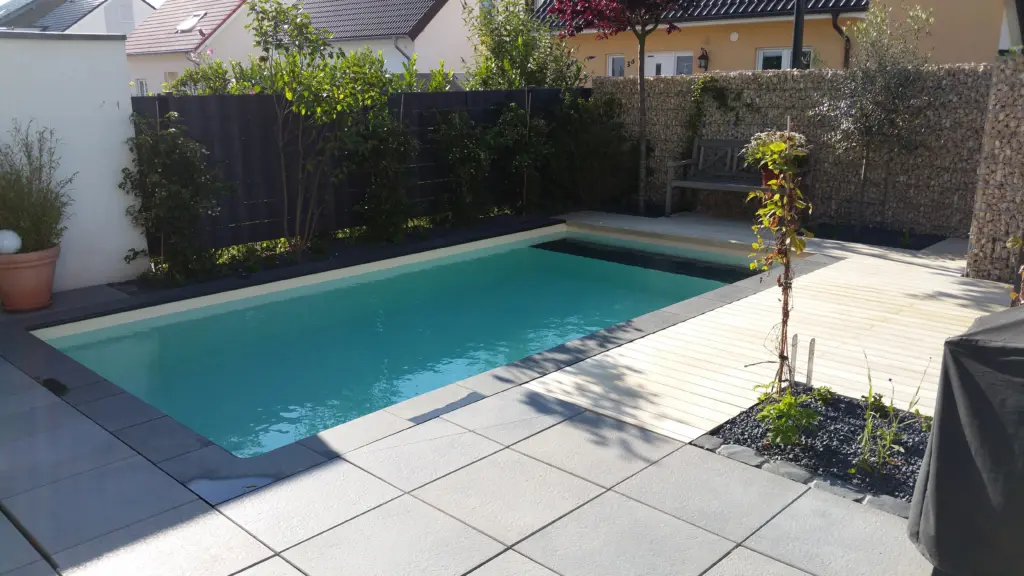 Großzügiger Pool mit modernem Gartenzimmer