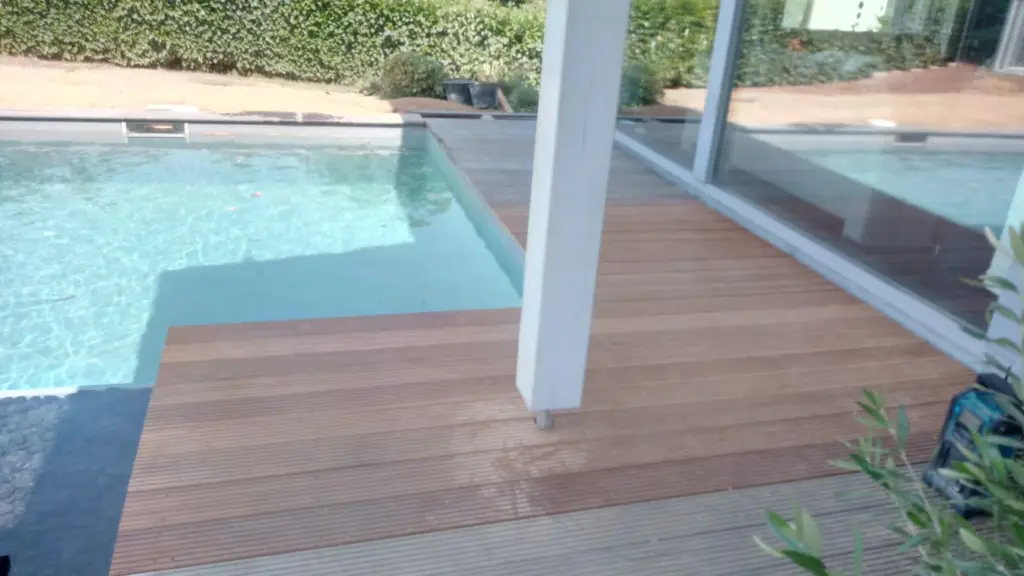Hybridpool mit Natursteinelementen und Holzterrasse