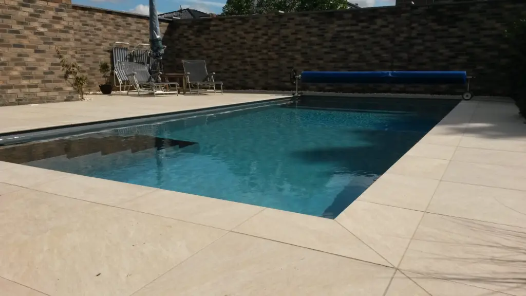 Chlorpool mit Einstiegstreppe und Terrassenfläche