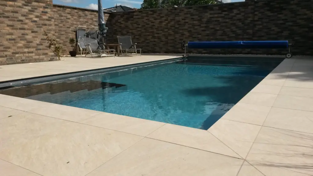 Chlorpool mit Einstiegstreppe und Terrassenfläche