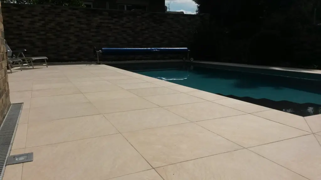 Chlorpool mit heller Terrassenfläche, Sitzbereich und Sichtschutzmauer
