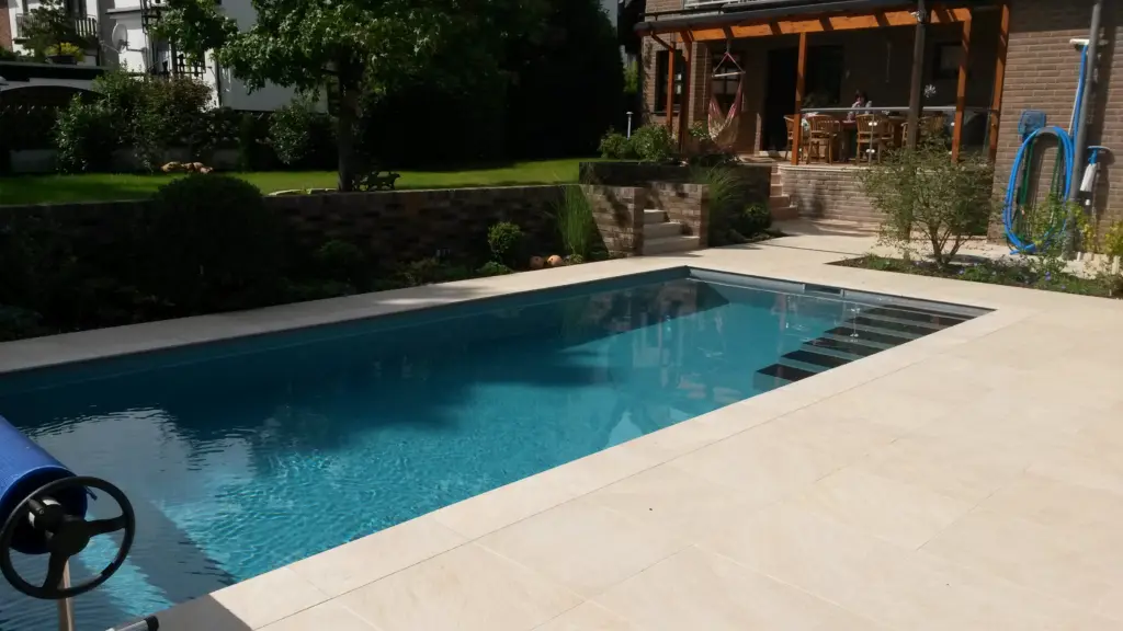 Chlorpool mit Einstiegstreppe und Terrassenfläche