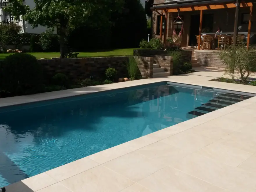 Chlorpool mit Einstiegstreppe und Terrassenfläche