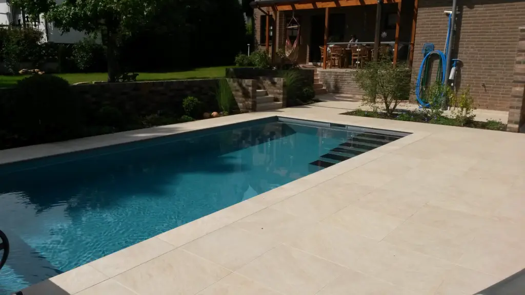 Chlorpool mit Einstiegstreppe und Terrassenfläche