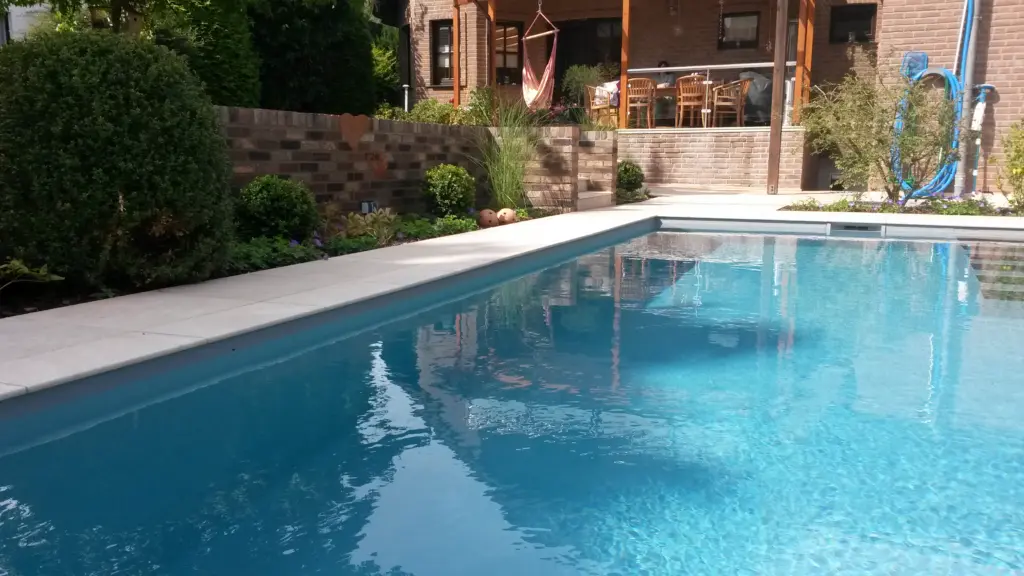 Chlorpool mit Einstiegstreppe und Übergang zum Garten