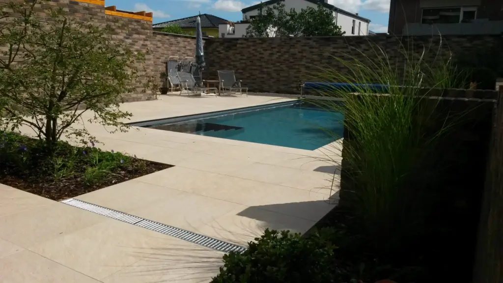 Chlorpool mit Einstiegstreppe und Terrassenfläche