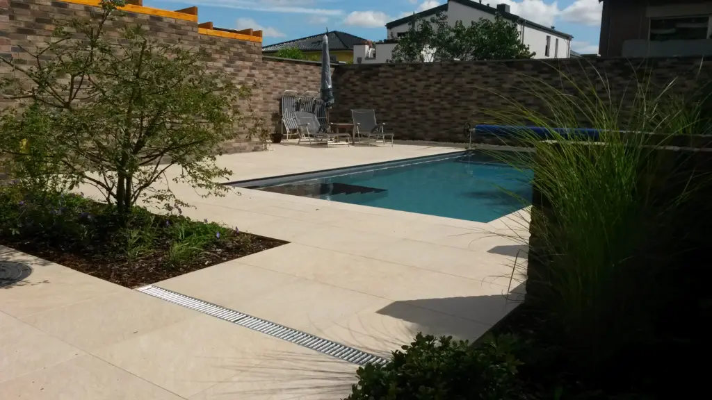 Chlorpool mit Einstiegstreppe und Terrassenfläche