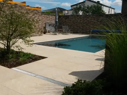 Chlorpool mit Einstiegstreppe und Terrassenfläche