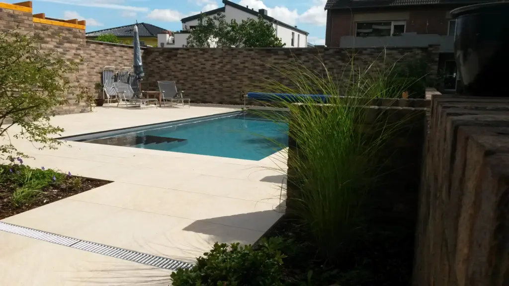 Chlorpool mit Einstiegstreppe und Terrassenfläche