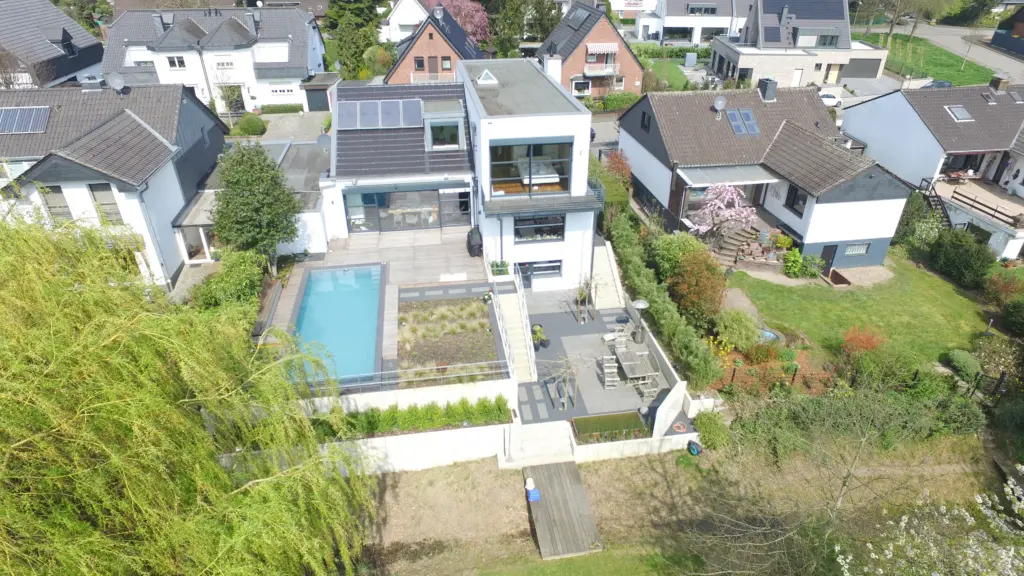 Moderner Pool mit integrierter Landschaftsarchitektur