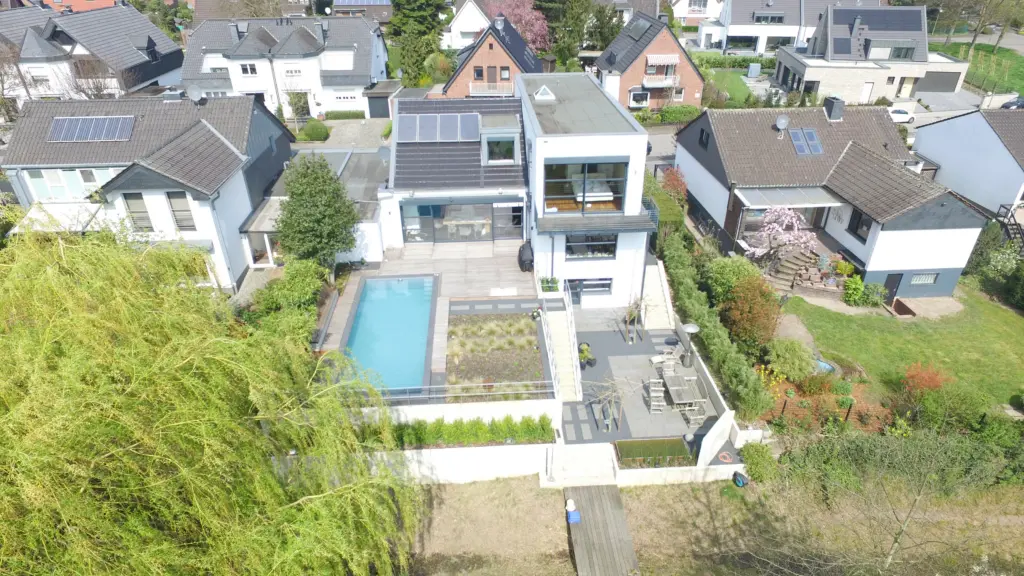 Moderner Pool mit integrierter Landschaftsarchitektur