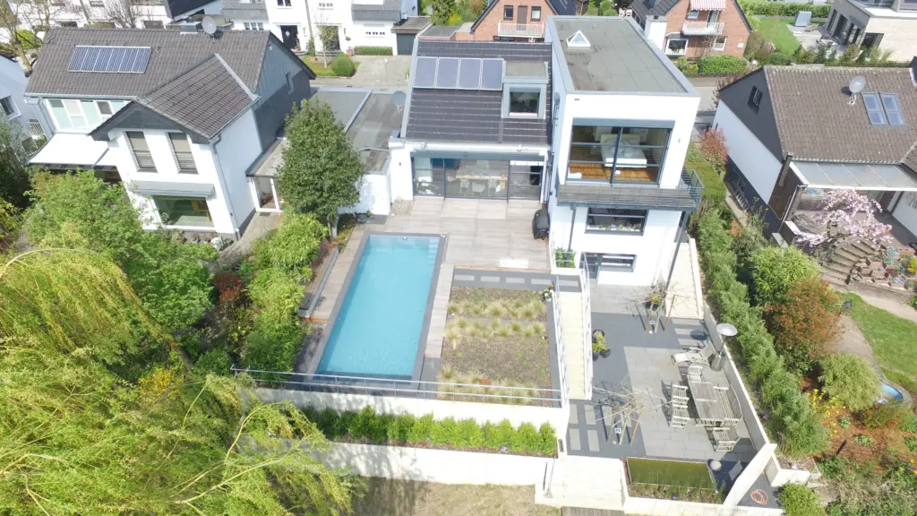 Moderner Pool mit integrierter Landschaftsarchitektur