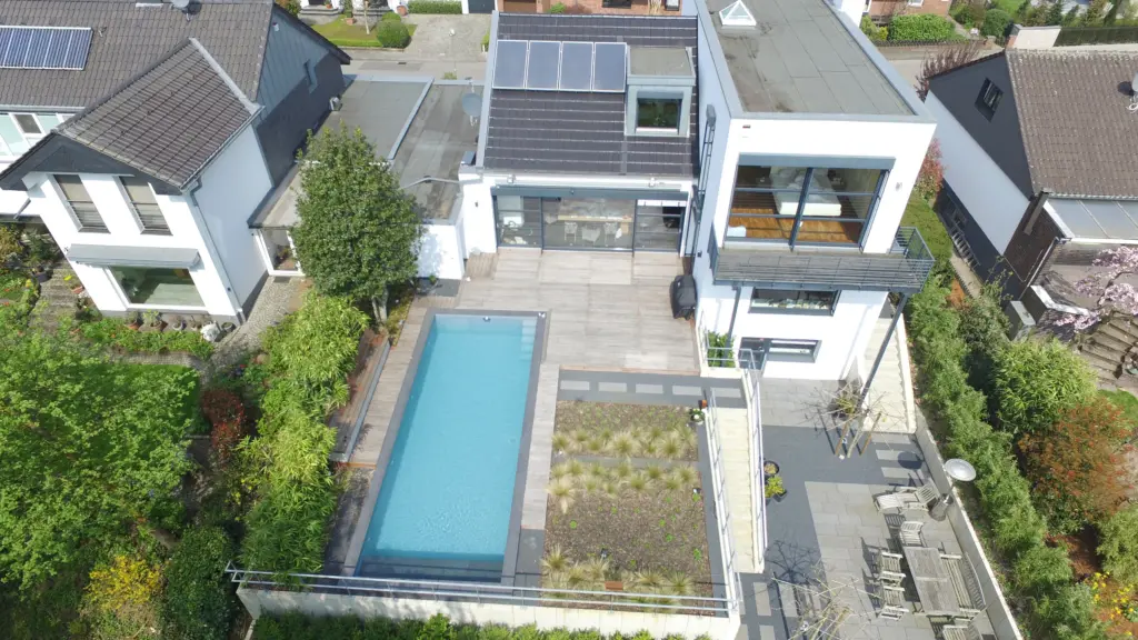 Moderner Pool mit integrierter Landschaftsarchitektur