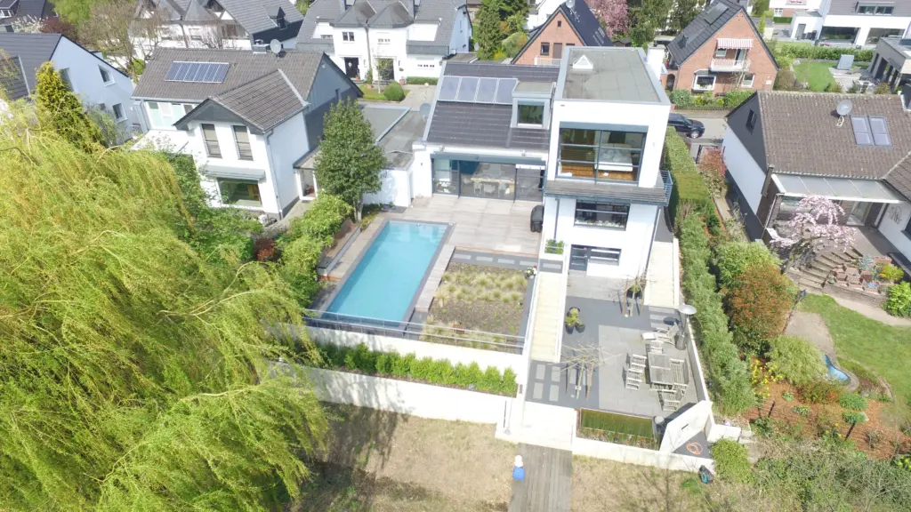 Moderner Pool mit integrierter Landschaftsarchitektur