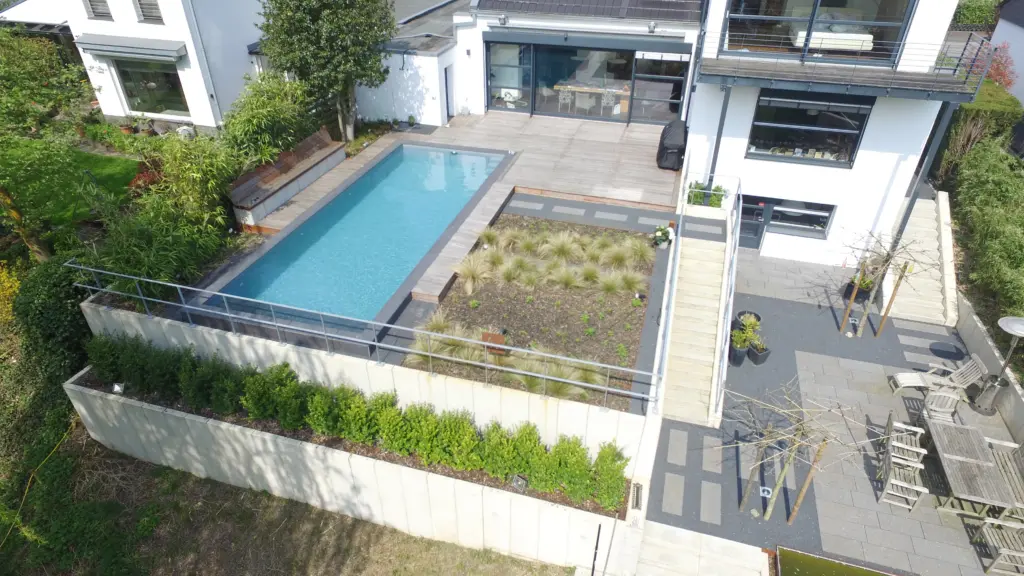 Moderner Pool mit integrierter Landschaftsarchitektur