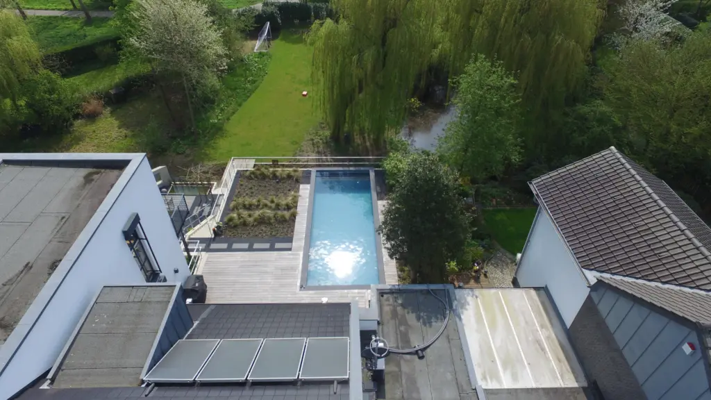 Moderner Pool mit integrierter Landschaftsarchitektur